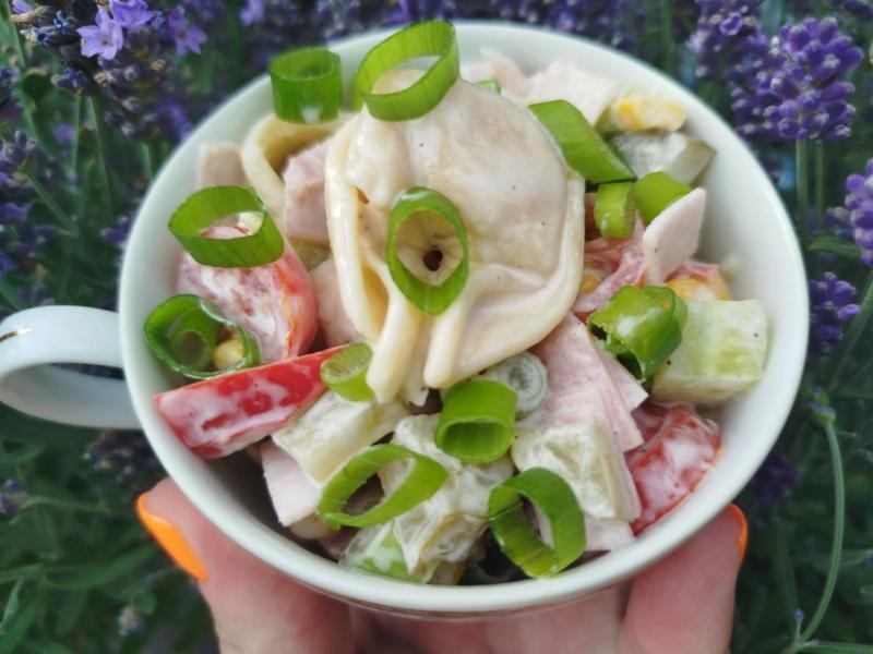 Sałatka z tortellini,szynką i pomidorkami