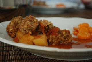 Kibbeh z bulguru i wołowiny w sosie pomidorowym