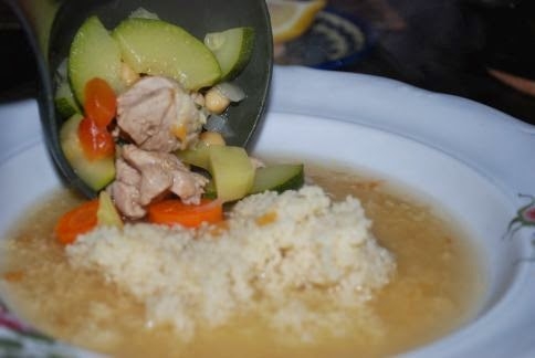 Algierska zupa z drobiem, warzywami i kuskusem