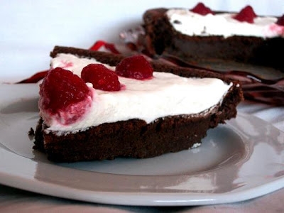 Mocno czekoladowe ciasto (bez mąki) z bitą śmietaną i owocami
