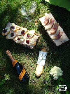 Kanapeczki z serem camembert i konfiturą wiśniową