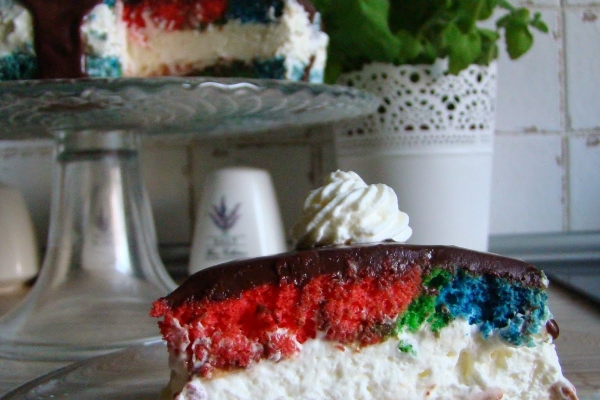 Kolorowe ciasto z kremem