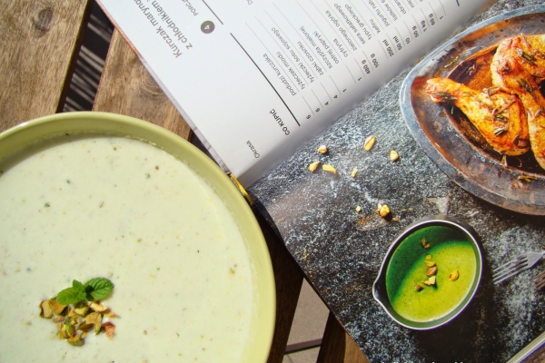 Chłodnik z ogórka, kefiru, sera feta z miętą i pistacjami według Karola Okrasy