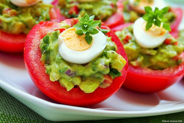 Fit przekąska: Pomidory z guacamole i jajem przepiórczym