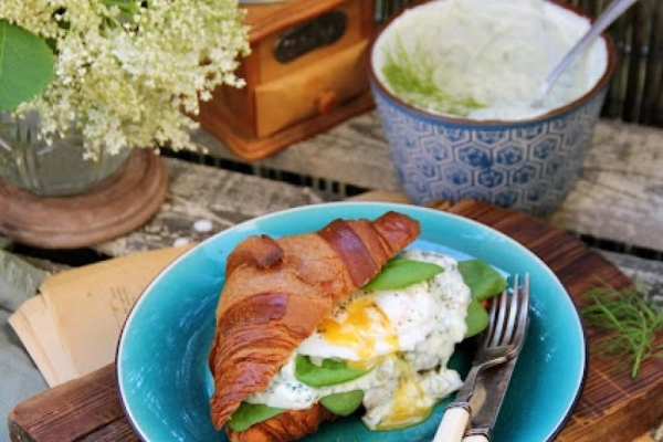 Projekt śniadanie: Croissant z jajkiem i kremowym serkiem ziołowym