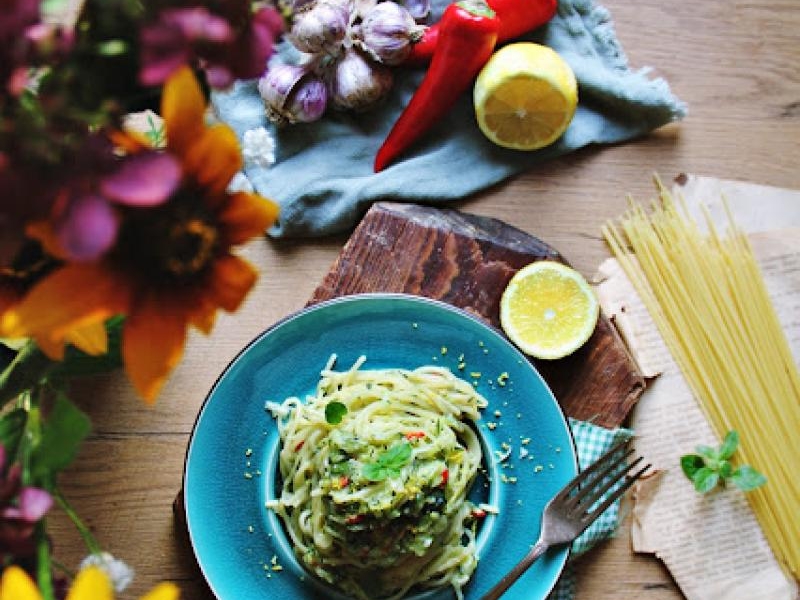 Szybkie spaghetti z cukinią, miętą i chili na ostatnie dni lata