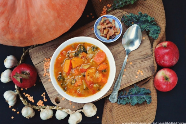 Rozgrzewająca zupa z soczewicą i jesiennymi pysznościami