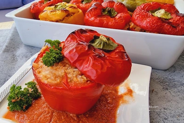 Papryka faszerowana z pomidorowym sosem