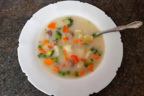 zupa kalafiorowo-brokułowa z wołowymi klopsikami