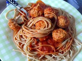 pełnoziarniste spaghetti z klopsikami w sosie pomidorowym