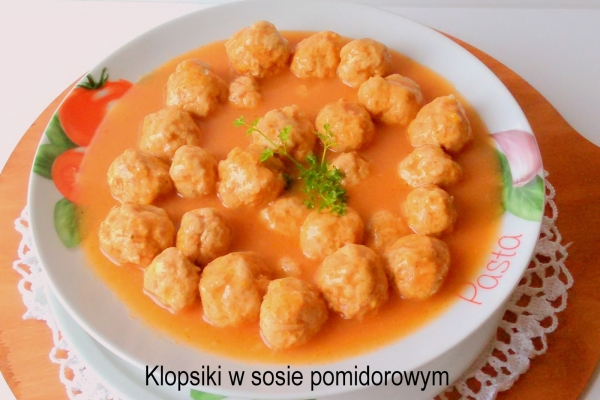 Klopsiki gotowane w sosie pomidorowy