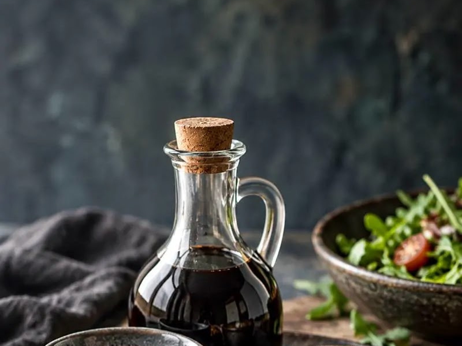Czym zastąpić ocet balsamiczny? Zamienniki do sałatek, sosów i marynat