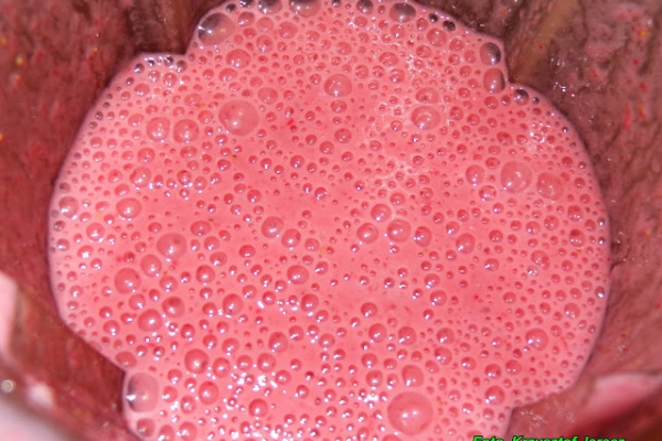 Koktajl truskawkowy na kefirze.