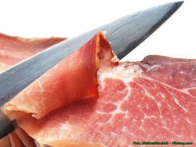 Jak cienko pokroić surowe mięso lub wędlinę.