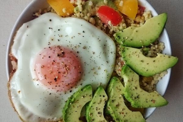 Lunchbox: Kasza jaglana z jajkiem, awokado i warzywami