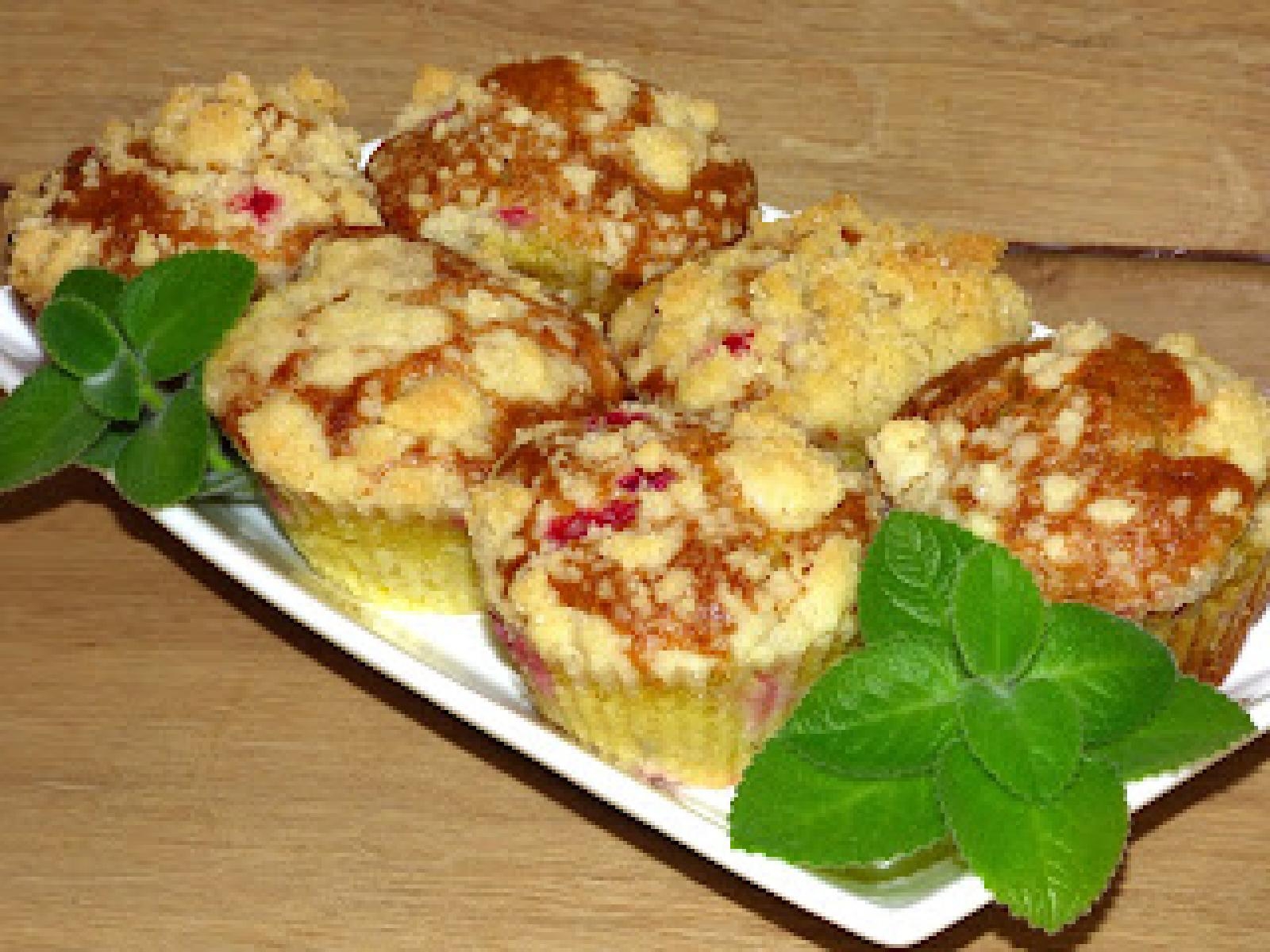 Szybkie muffinki z mrożonymi owocami i kruszonką