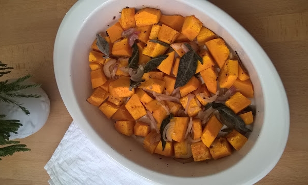 Zapiekana dynia z szałwią i szalotką (Zucca con salvia e scalogni)