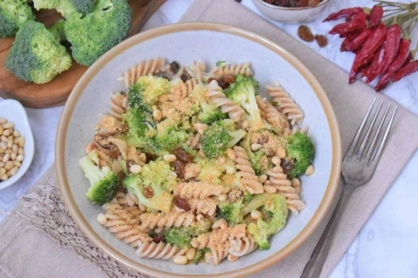 Makaron z brokułami po sycylijsku