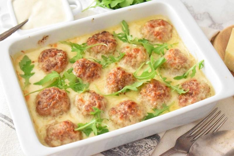 Pieczone klopsiki pod beszamelem