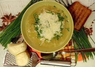 Zupa cebulowa z ziemniakami w tle.