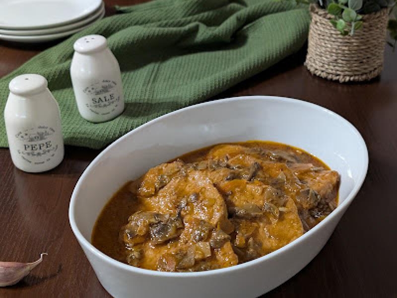 Schab w sosie z pieczarkami i keczupem