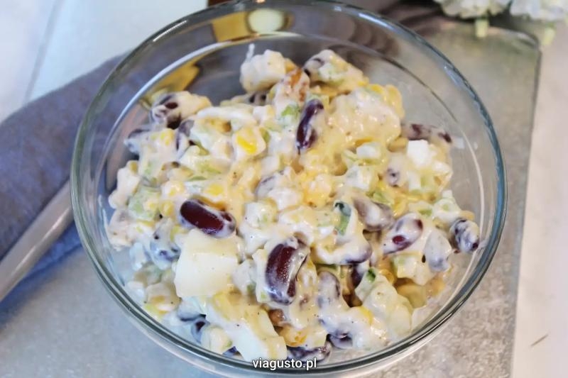 Sałatka z czerwoną fasolą z orzechami