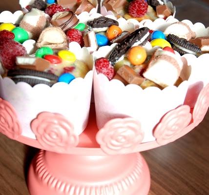 Kolorowe Muffiny z malinami i białą czekoladą