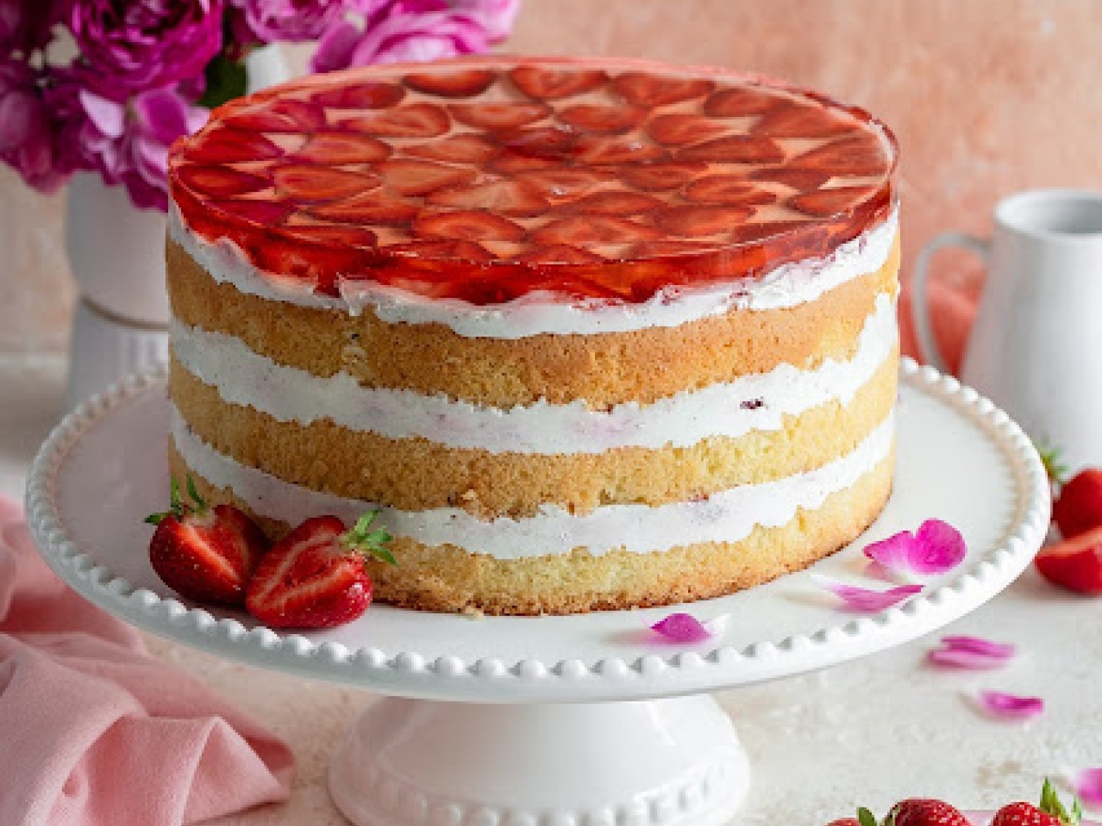 Tort śmietankowy z truskawkami