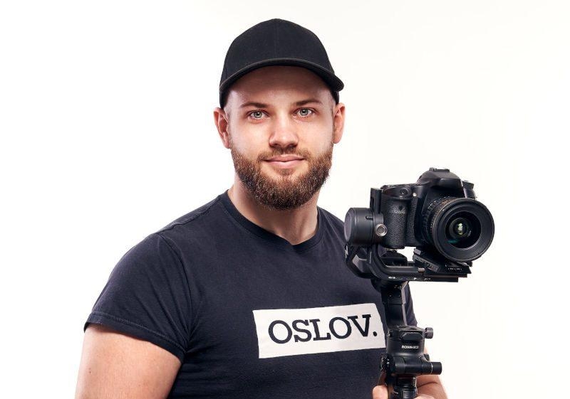 Jak ustawić się do zdjęć, by wyglądać naturalnie i korzystnie?