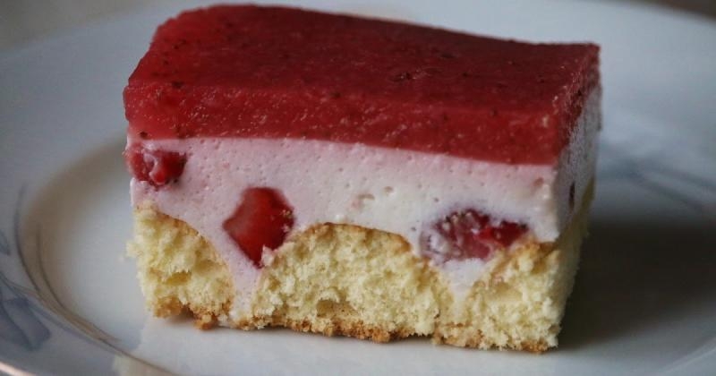 Truskawkowa chmurka bez pieczenia z pianką jogurtową
