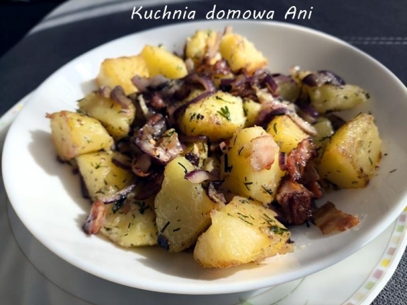 Ziemniaki z boczkiem i cebulą do dań z grilla i piekarnika