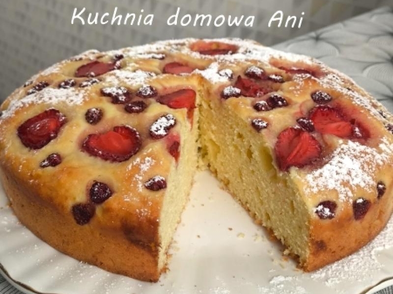 Ciasto jogurtowe z truskawkami i poziomkami