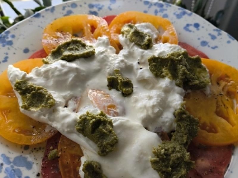 Pomidory z burratą i pesto