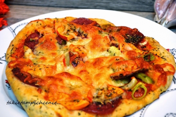 Pizza z dynią i salami - pizza na chrupiącym i cienkim cieście  