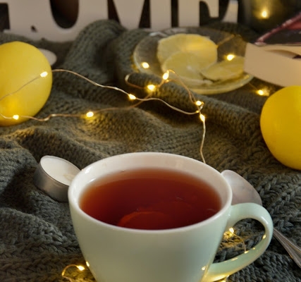 Rozgrzewająca herbata z cytryną i pomarańczą, idealna zimą
