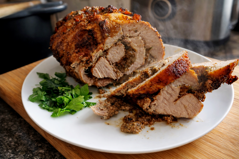 Pieczeń z szynki faszerowana grzybami, niedzielny obiad