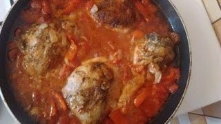 Kurczak w sosie pomidorowo- paprykowym na ostro