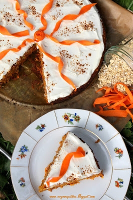 Dietetyczne ciasto marchewkowe na płatkach owsianych, z orzechami i żurawiną