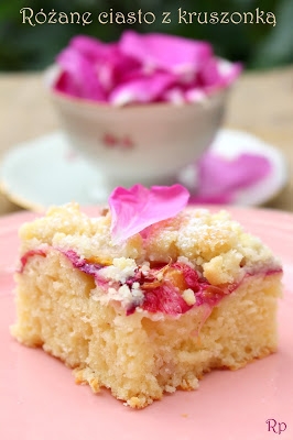 Maślankowe ciasto z różą, nektarynkami i kruszonką