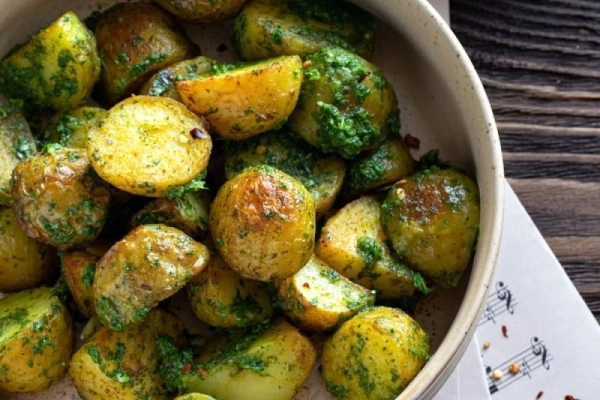 Pieczone ziemniaki z zielonym sosem