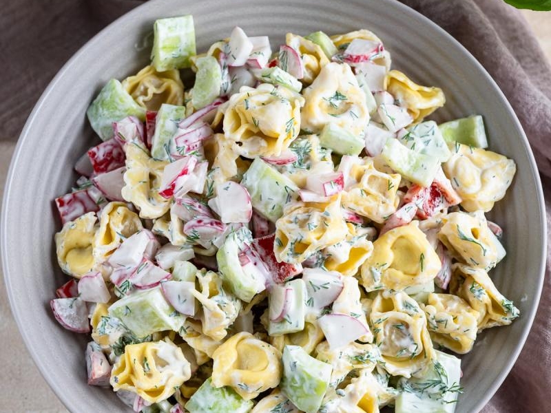 Sałatka z tortellini i rzodkiewką