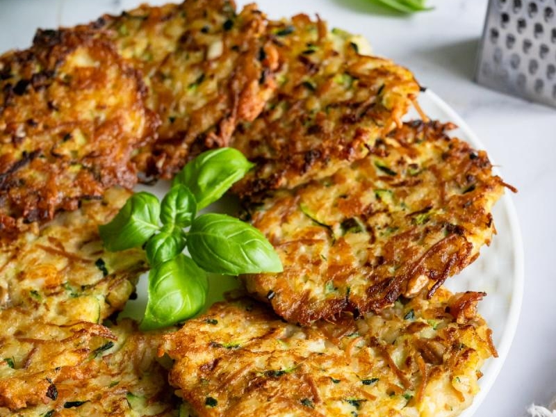 Placki z cukinii z bulgurem i halloumi