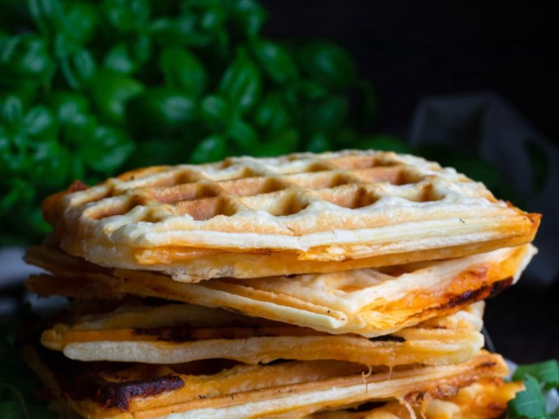 Gofry z ciasta francuskiego z szynką, serem i pieczarkami