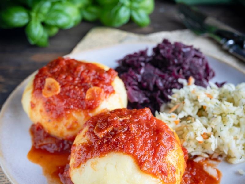 Kluski ziemniaczane z szarpanym indykiem