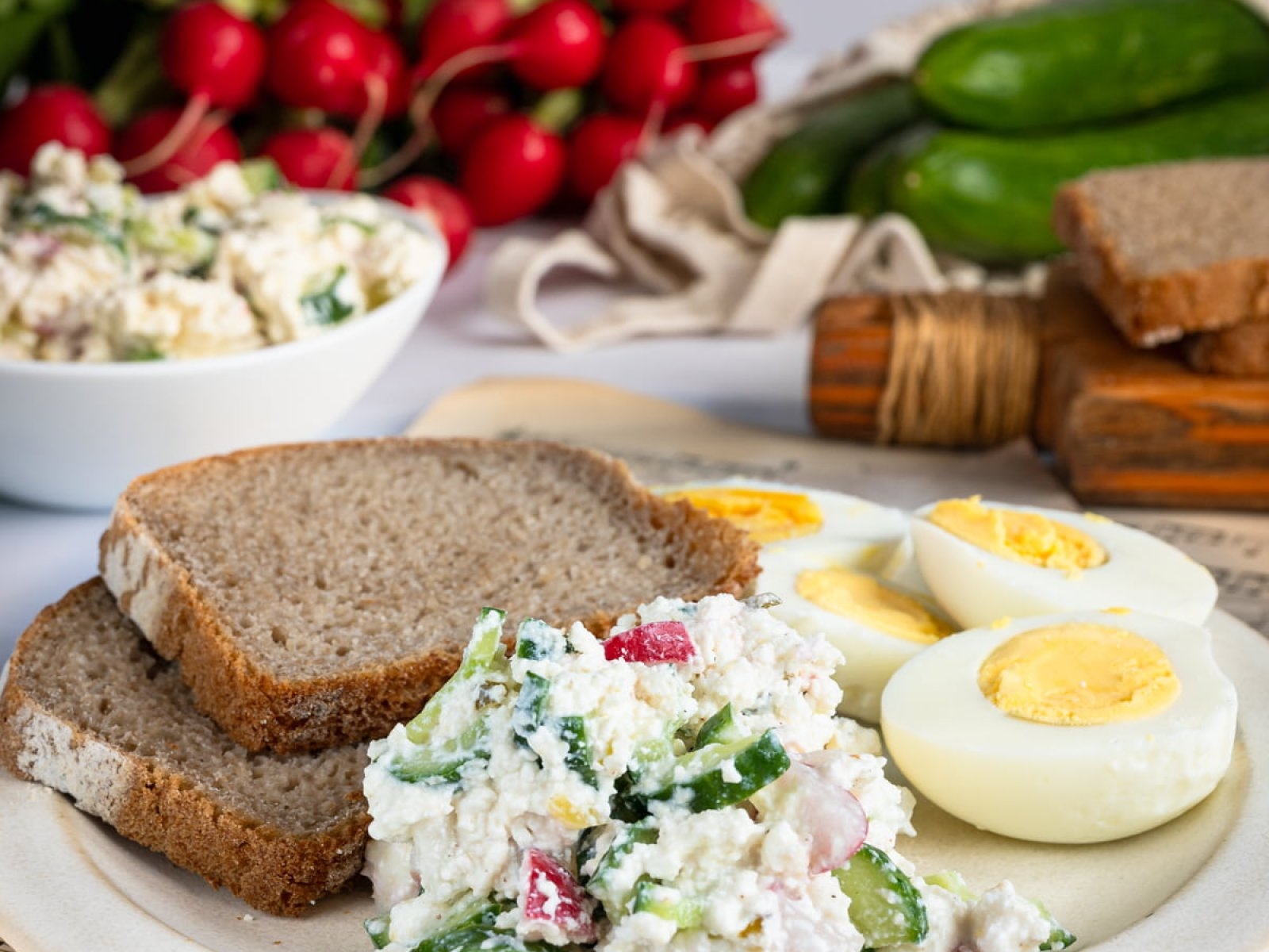 Pasta twarogowa z warzywami i jajkami