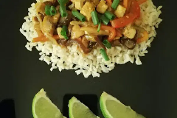 Ryż z wegańskim sosem a la chińskim i tofu