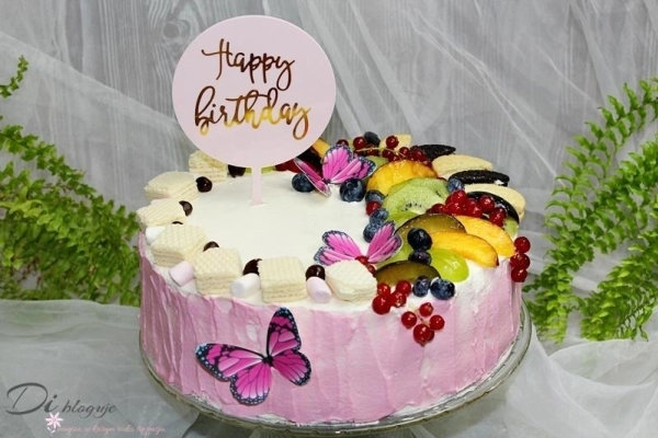 Łatwy tort urodzinowy dla początkujących z błyszczącymi owocami