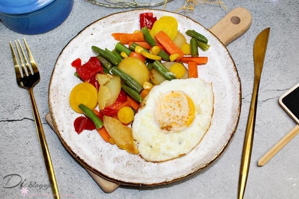 Warzywa na patelnię z jajkiem sadzonym, czyli zdrowy obiad w 15 minut