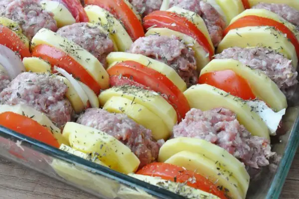 Kotleciki mielone zapiekane z ziemniakami pod pomidorową pierzynką