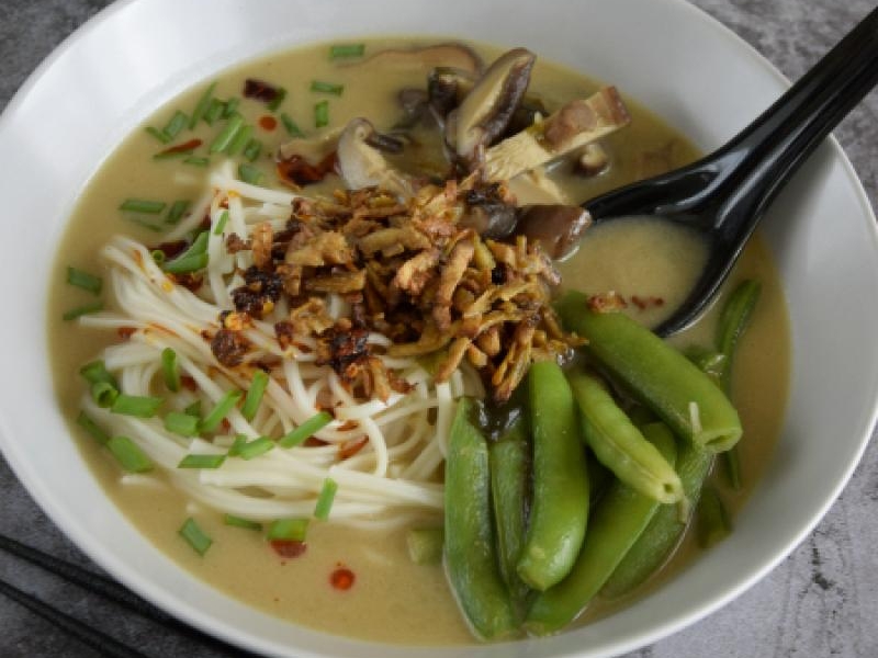 Kokosowe miso ramen z chrupiącym tofu